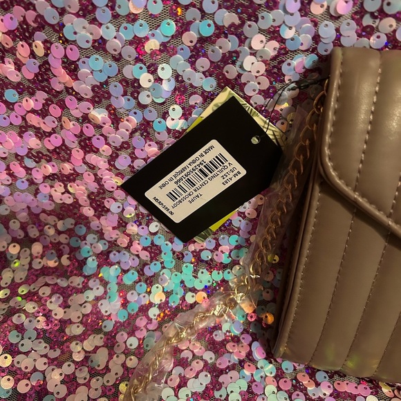 Elegant Olive Quilted Shoulder Bag - Picture 2 of 8